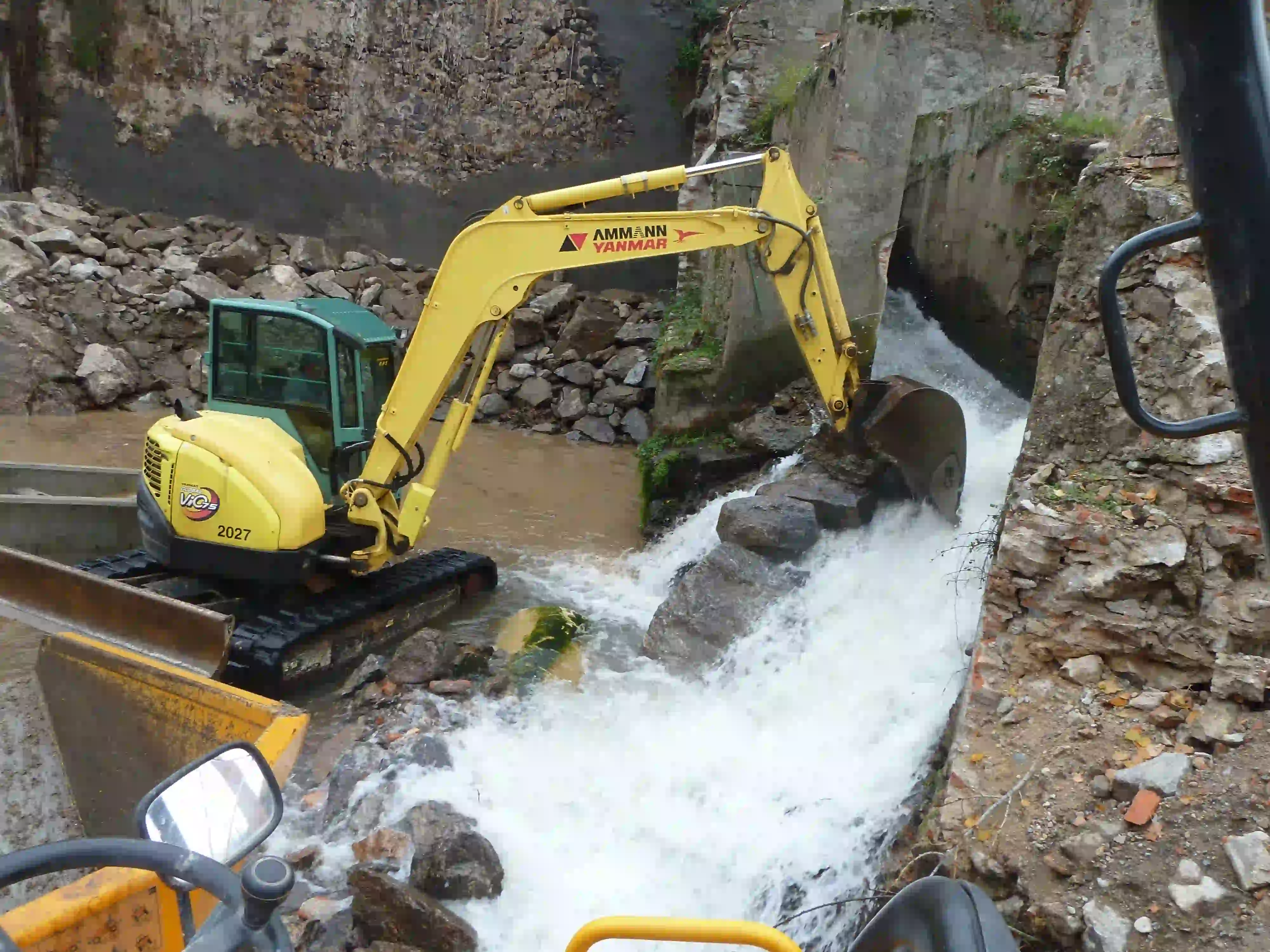 excavadora limpiando